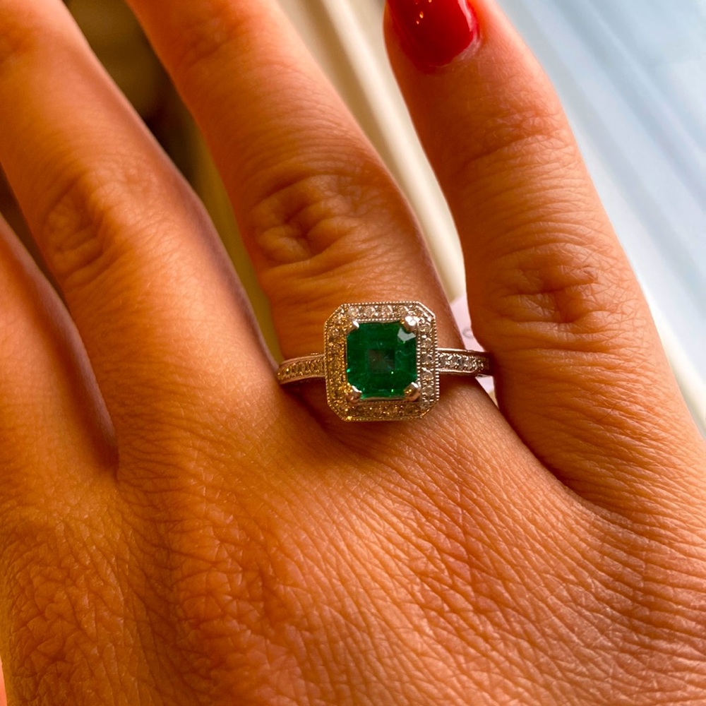 Amazing Emerald Ring 18 KT Gold
